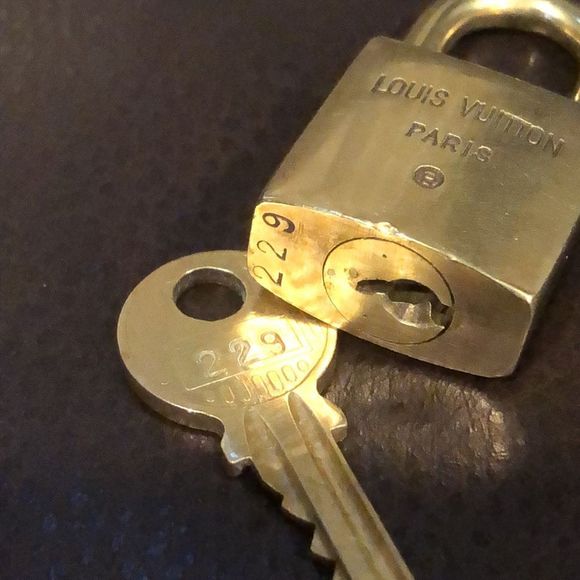 Vintage LV Louis Vuitton Padlock Lock & Key 229 - Picture 5 of 12